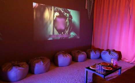 Арендовать Зал Ямайка. Лофт с большим диваном и экраном