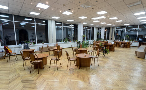 Арендовать Конференц-зал с большими окнами