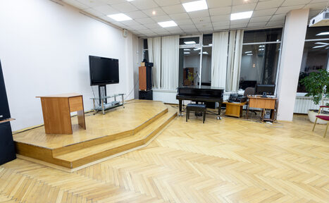 Арендовать Конференц-зал с большими окнами