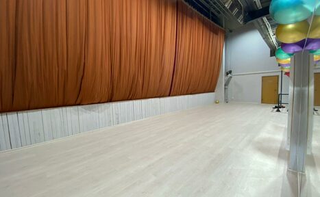 Арендовать Танцевальный зал с высокими потолками