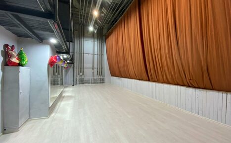 Арендовать Танцевальный зал с высокими потолками