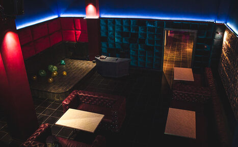 Арендовать Двухуровневый лофт с кожаными диванами