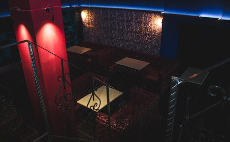 Арендовать Двухуровневый лофт с кожаными диванами