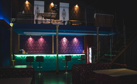 Арендовать Двухуровневый лофт с кожаными диванами