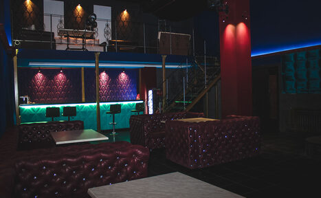 Арендовать Двухуровневый лофт с кожаными диванами