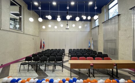 Арендовать Конференц-зал со сценой и высокими потолками