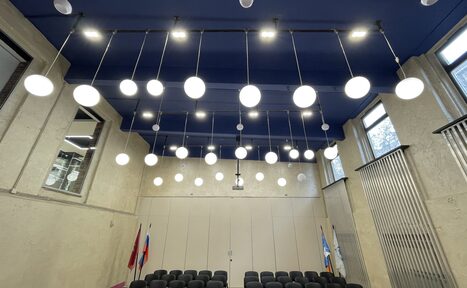 Арендовать Конференц-зал со сценой и высокими потолками