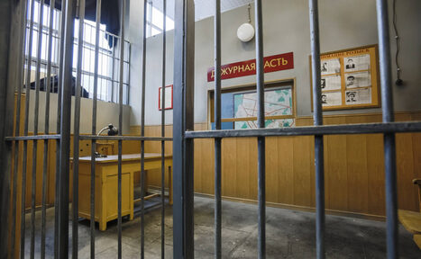 Арендовать  КПЗ ( + комната допроса).Киностудия ТвоёКино 