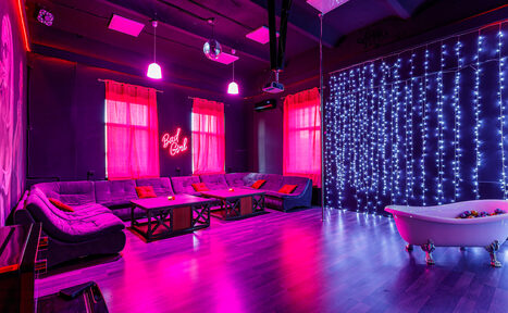 Арендовать Темный лофт с розовыми акцентами