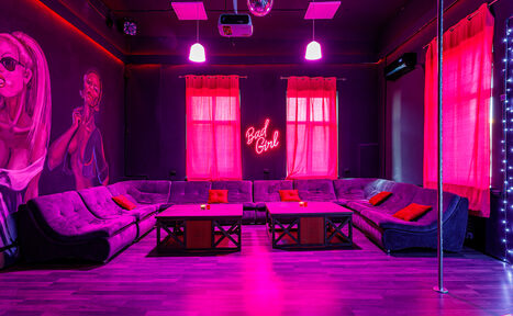 Арендовать Темный лофт с розовыми акцентами