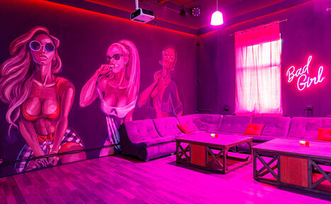 Арендовать Темный лофт с розовыми акцентами