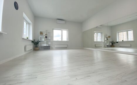 Арендовать Y. ma Loft (Y. ma Лофт). Большой светлый зал с зонированием