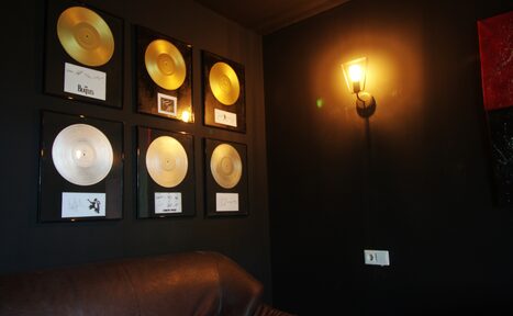 Арендовать Темный лофт для творческих людей