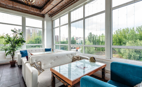 Арендовать Светлая площадка с панорамными окнами