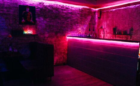 Арендовать Неоновый лофт в центре Москвы