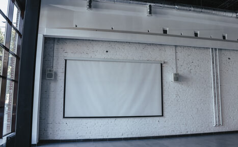 Арендовать Лофт с окнами в пол 