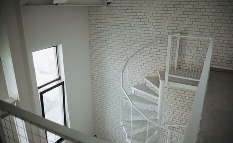 Арендовать Белый лофт с винтовой лестницей  