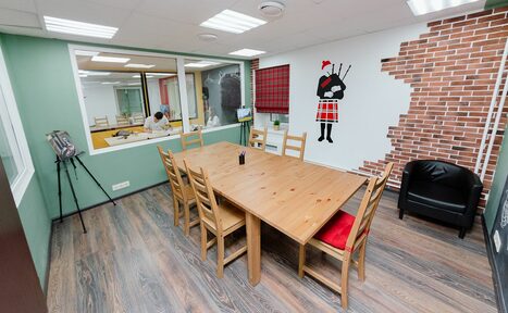 Арендовать Переговорная в шотландском антураже 