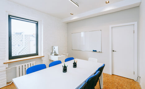 Арендовать Светлая переговорная с окном