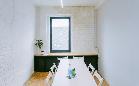 Арендовать Переговорная с компьютером 