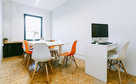 Арендовать Светлая переговорная для деловых встреч 