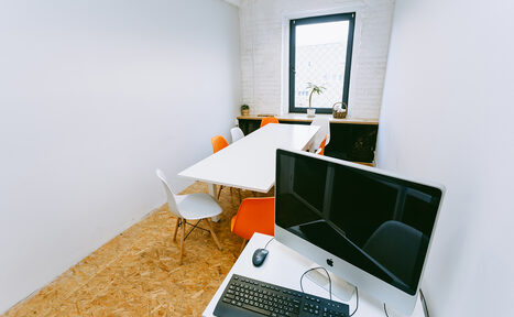 Арендовать Светлая переговорная для деловых встреч 