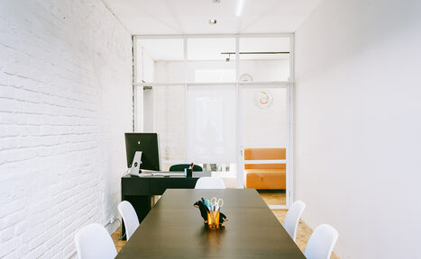 Арендовать Переговорная из белого кирпича