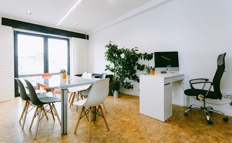 Арендовать Переговорная с диваном и окном