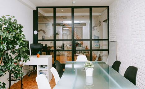 Арендовать Переговорная с диваном и окном