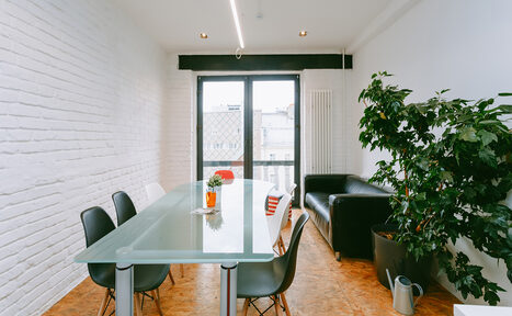 Арендовать Переговорная с диваном и окном