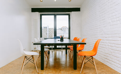 Арендовать Светлая переговорная на 10 человек 