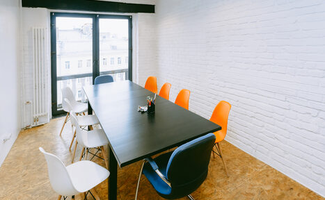 Арендовать Светлая переговорная на 10 человек 