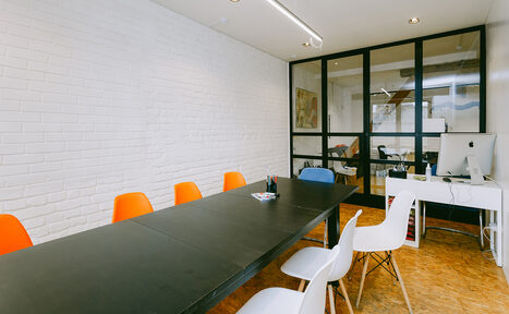 Арендовать Светлая переговорная на 10 человек 