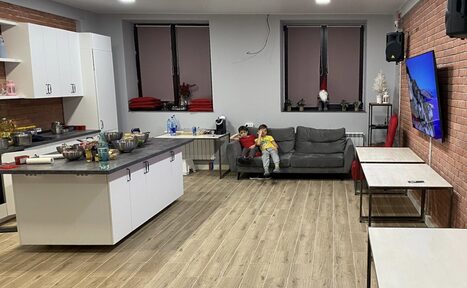 Арендовать Многофункциональный лофт-кухня с островком