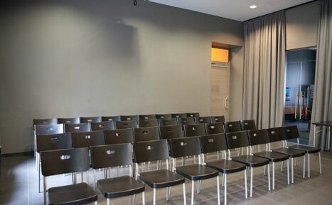 Арендовать Конференц-зал в чёрных тонах