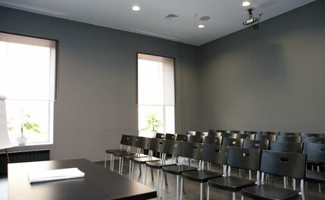 Арендовать Конференц-зал в чёрных тонах