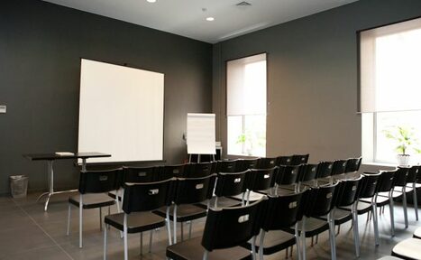 Арендовать Конференц-зал в чёрных тонах