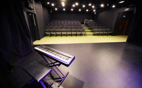 Арендовать Арт-пространство с театральной рассадкой