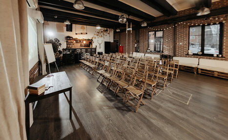 Арендовать Rii Lee Loft. Стилизованный лофт с качелями