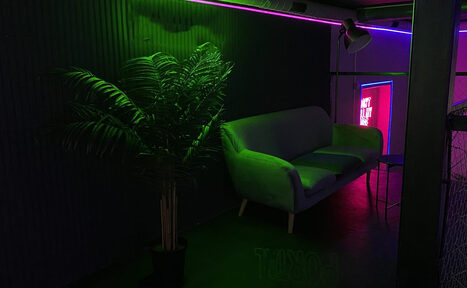 Арендовать The Portal. Тёмный неоновый лофт