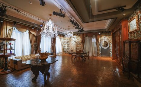 Арендовать Зонированное пространство с антикварной мебелью 