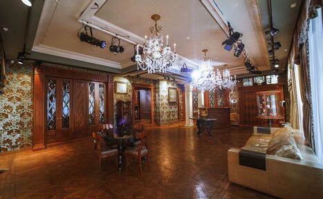 Арендовать Зонированное пространство с антикварной мебелью 