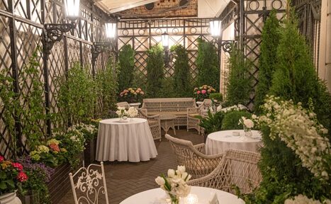 Арендовать Зонированное пространство с антикварной мебелью 