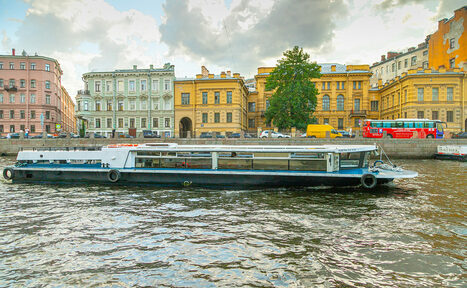 Арендовать Теплоход с банкетной зоной 