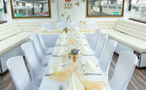 Арендовать Теплоход с банкетной зоной 