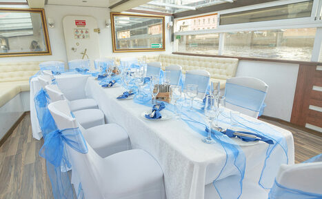 Арендовать Теплоход с банкетной зоной 