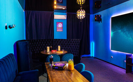 Арендовать Зал Космос. Тёмная лофт-комната 