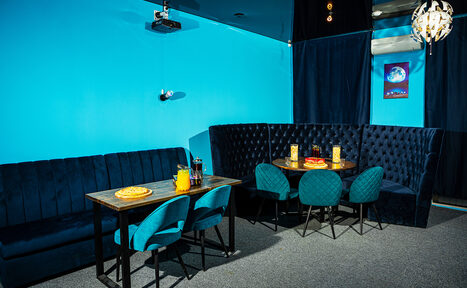 Арендовать Зал Космос. Тёмная лофт-комната 