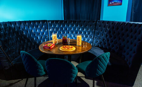 Арендовать Зал Космос. Тёмная лофт-комната 