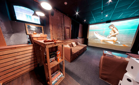 Арендовать Лофт с большим экраном 